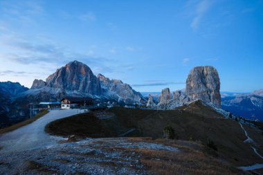 Cinque Torri kaya oluşumu akşam güneşi, Dolomit Alpler altında