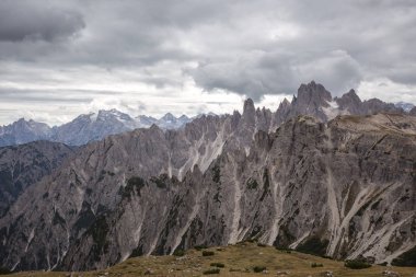 Cadini di Misurina Dolomit Alpleri'nde uzun kuleleri