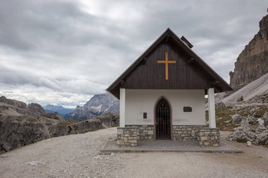 Dolomites Alplerinde, Tre Cime di Lavaredo yakınlarında bir dağ şapeli.