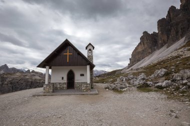 Dolomites Alplerinde, Tre Cime di Lavaredo yakınlarında bir dağ şapeli.