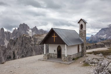 Dolomites Alplerinde, Tre Cime di Lavaredo yakınlarında bir dağ şapeli.