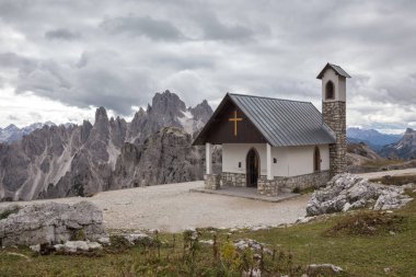 Dolomites Alplerinde, Tre Cime di Lavaredo yakınlarında bir dağ şapeli.