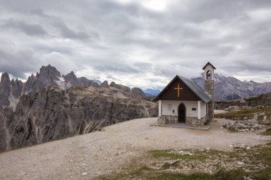 Dolomites Alplerinde, Tre Cime di Lavaredo yakınlarında bir dağ şapeli.