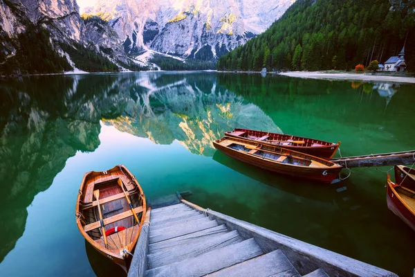 Barcos no Lago Braies (Pragser Wildsee) em Dolomites mounta — Fotografia de Stock