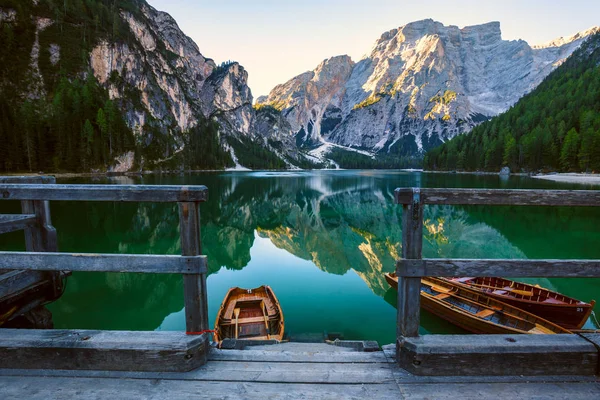 Barcos no Lago Braies (Pragser Wildsee) em Dolomites mounta — Fotografia de Stock