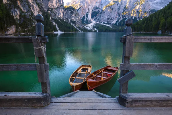 Boats on the Braies Lake ( Pragser Wildsee ) in Dolomites mounta — Stock Photo, Image