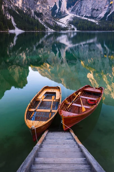 Barcos no Lago Braies (Pragser Wildsee) em Dolomites mounta — Fotografia de Stock