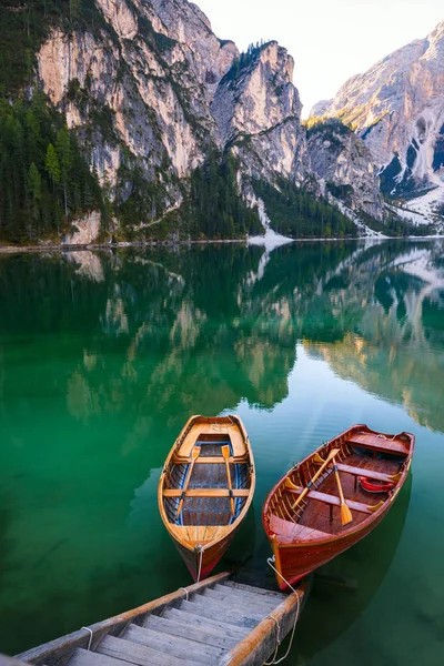 Lodě na jezero Braies (Pragser Wildsee) v Dolomitech mounta — Stock fotografie