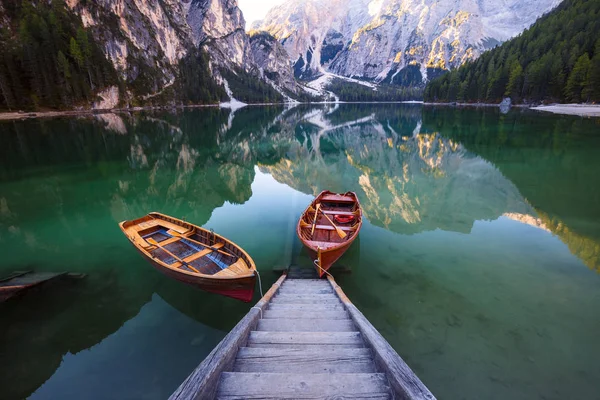 Barcos no Lago Braies (Pragser Wildsee) em Dolomites mounta — Fotografia de Stock