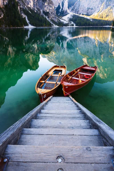 Barcos no Lago Braies (Pragser Wildsee) em Dolomites mounta — Fotografia de Stock