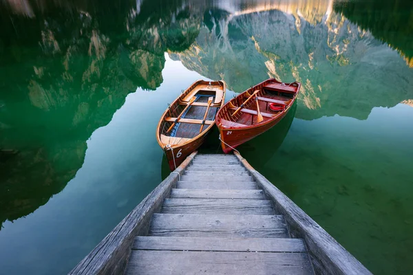 Човни по озеру Braies (Pragser Wildsee) в гори Доломіти ві — стокове фото