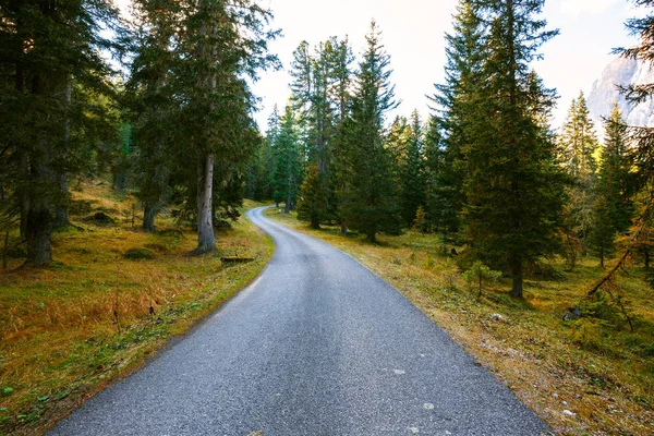 Route de montagne dans les montagnes Dolomites — Photo