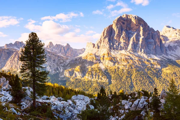 Höstscenen i Dolomitberget. Tofana, Cinque Torri och Dolomi — Stockfoto