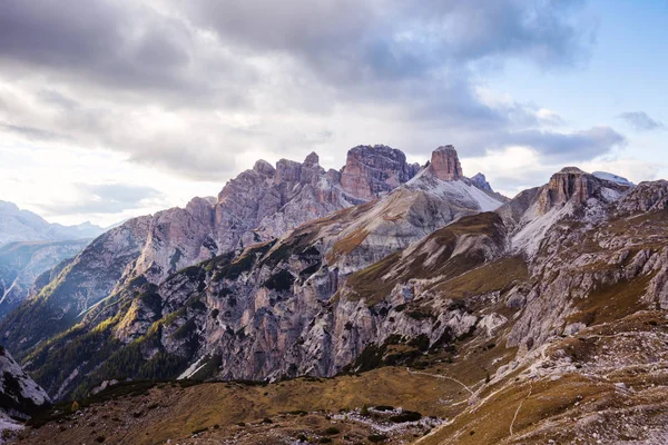 Montañas Panorama de los Dolomitas con nubes — Foto de Stock