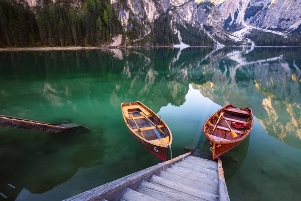 Barcos no Lago Braies (Pragser Wildsee) em Dolomites mounta — Fotografia de Stock