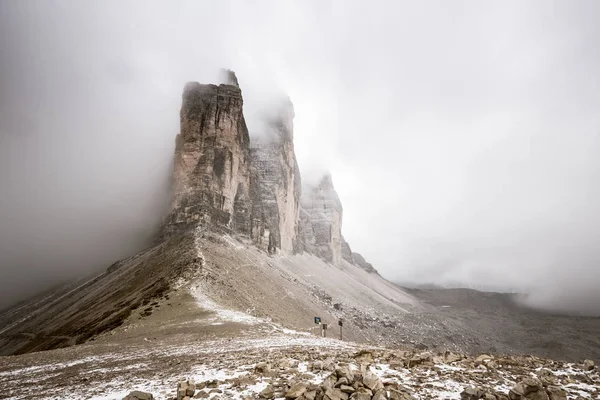 Giornata nevosa, cielo coperto sul Drei Zinnen Lavaredo — Foto Stock