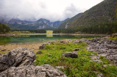 Göl Fusine dağ gölü sonbahar sahne