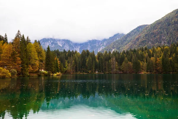 Herfst omgeving bij lake Fusine bergmeer — Stockfoto