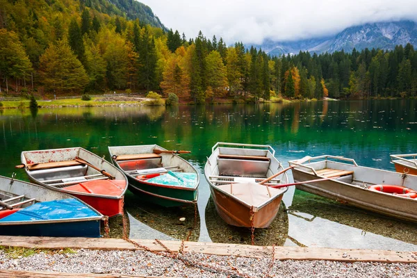 Alplandskapet och färgglada båtar, sjön Fusine, Italien — Stockfoto