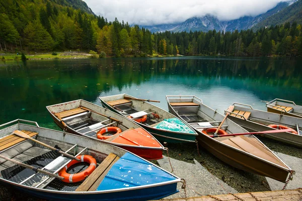Alplandskapet och färgglada båtar, sjön Fusine, Italien — Stockfoto