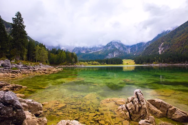 Paisaje de otoño en el lago Fusine lago de montaña — Foto de Stock