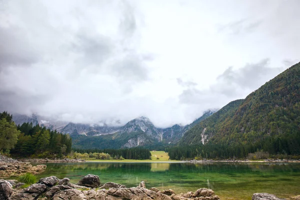 Paysage d'automne au lac Fusine lac de montagne — Photo