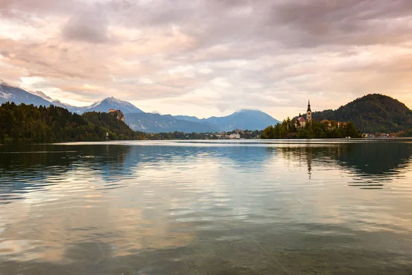 See blutete aus und kleine slowenische Insel — Stockfoto