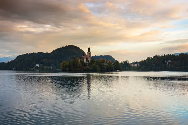 See blutete aus und kleine slowenische Insel — Stockfoto