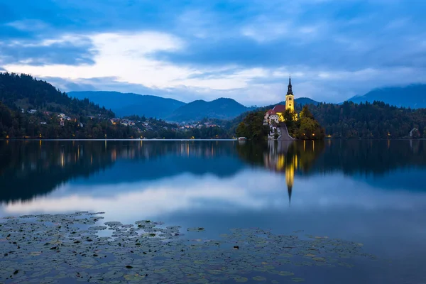 Lake Bled en kleine eiland Slovenië — Stockfoto