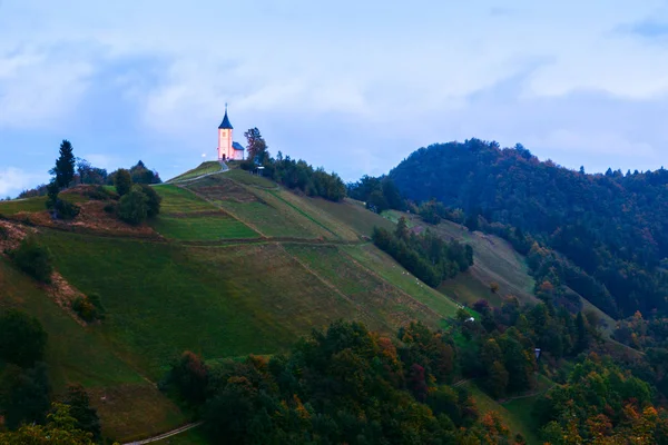 Iglesia de San Primoz en la colina al atardecer en Jamnik —  Fotos de Stock