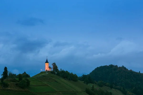 Iglesia de San Primoz en la colina al atardecer en Jamnik —  Fotos de Stock