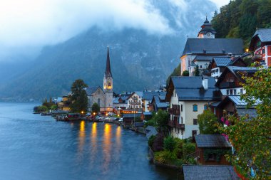 Küçük ünlü Hallstatt köyde Alpleri'nde alacakaranlıkta Avusturya