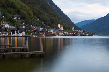 Küçük ünlü Hallstatt köyde Alpleri'nde alacakaranlıkta Avusturya