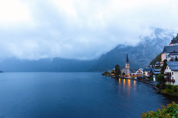 Pequena aldeia famosa de Hallstatt nos Alpes ao entardecer na Áustria — Fotografia de Stock