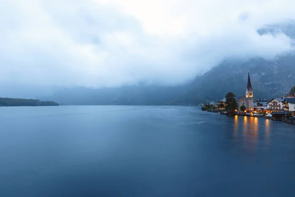 Pequena aldeia famosa de Hallstatt nos Alpes ao entardecer na Áustria — Fotografia de Stock