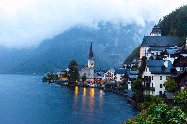 Beroemde Hallstatt dorpje in de Alpen in de schemering in Oostenrijk — Stockfoto