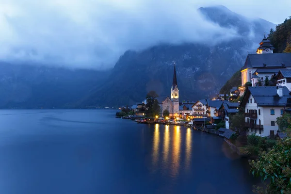 Pequena aldeia famosa de Hallstatt nos Alpes ao entardecer na Áustria — Fotografia de Stock