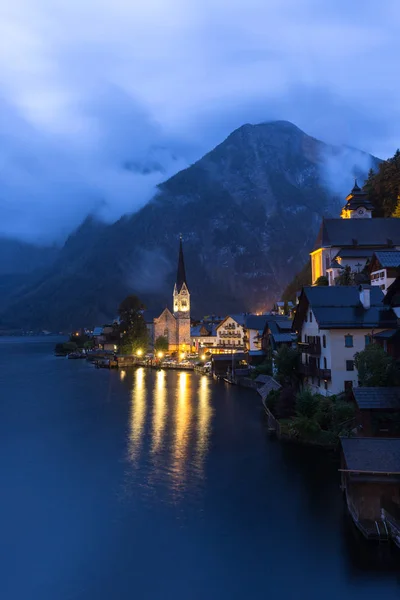 Pequeño y famoso pueblo de Hallstatt en los Alpes al atardecer en Austria —  Fotos de Stock