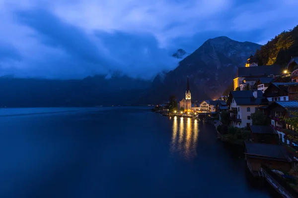 Pequena aldeia famosa de Hallstatt nos Alpes ao entardecer na Áustria — Fotografia de Stock