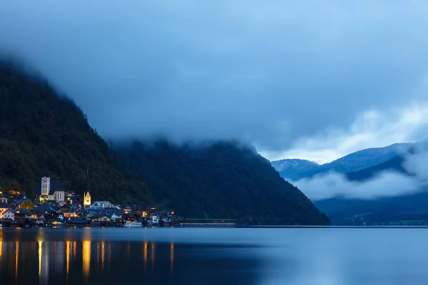 Pequena aldeia famosa de Hallstatt nos Alpes ao entardecer na Áustria — Fotografia de Stock