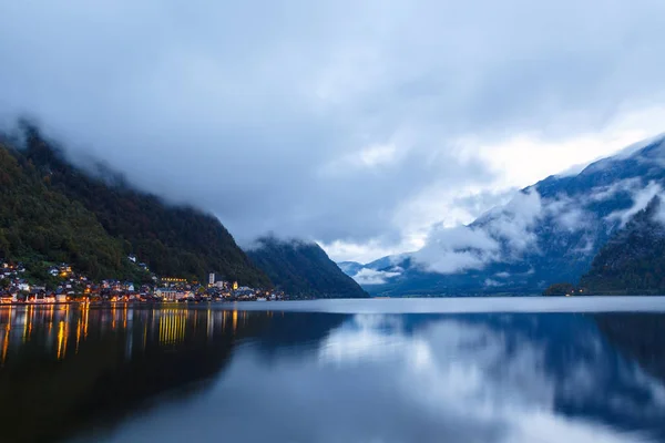 Pequena aldeia famosa de Hallstatt nos Alpes ao entardecer na Áustria — Fotografia de Stock