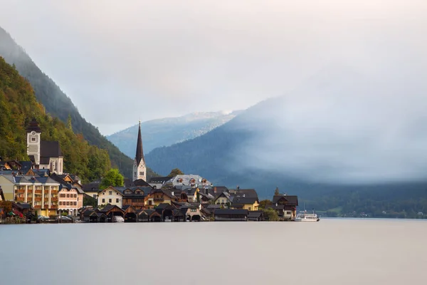 Pequeño pueblo famoso Hallstatt en Austria —  Fotos de Stock