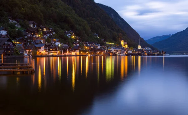 Pequeño y famoso pueblo de Hallstatt en los Alpes al atardecer en Austria —  Fotos de Stock