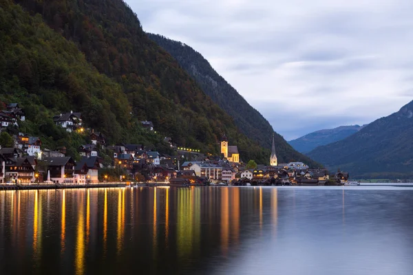 Küçük ünlü Hallstatt köyde Alpleri'nde alacakaranlıkta Avusturya — Stok fotoğraf