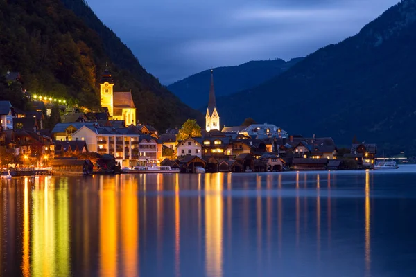 Pequena aldeia famosa de Hallstatt nos Alpes ao entardecer na Áustria — Fotografia de Stock