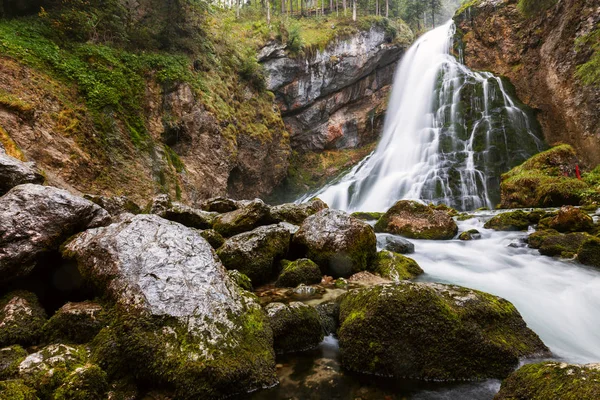 Der majestätische Gollinger Wasserfall in Österreich — Stockfoto