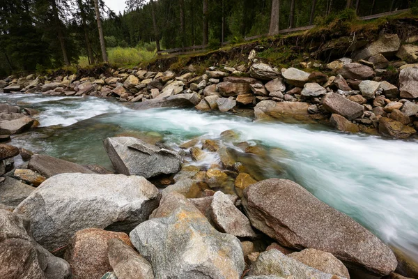 Floresta riacho perto de cachoeira Krimmler na Áustria — Fotografia de Stock