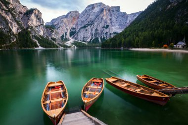 Tekneler Dolomites mounta Braies gölde (Pragser Wildsee)