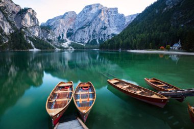 Tekneler Dolomites mounta Braies gölde (Pragser Wildsee)