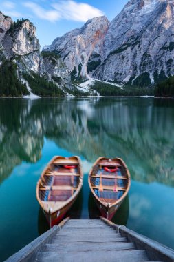 Tekneler Dolomites mounta Braies gölde (Pragser Wildsee)